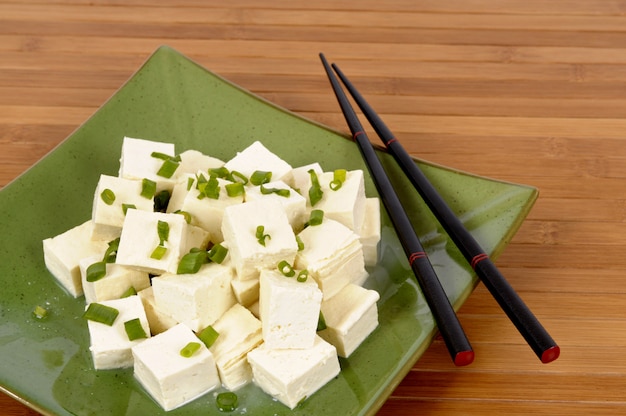 Cubos de tofu com pauzinhos