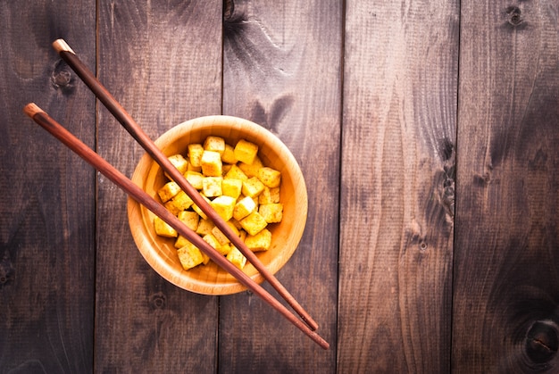 Cubos de tofu frito