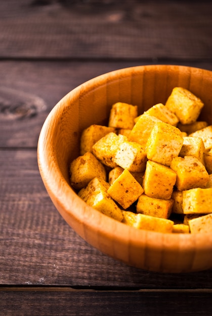 Cubos de tofu frito