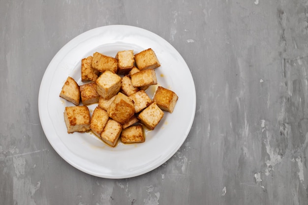 Cubos de tofu fritos e crocantes em um prato pequeno