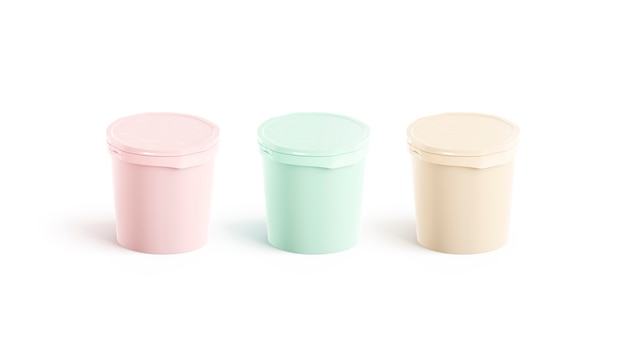 Cubos de helado de color en blanco, vista lateral