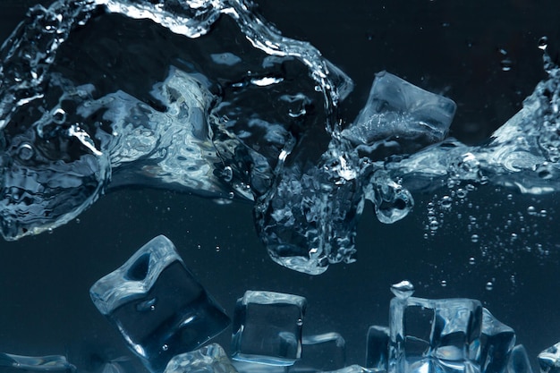 Cubos de hielo aisladas sobre fondo blanco