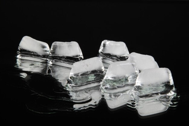Cubos de hielo aislados sobre un fondo negro