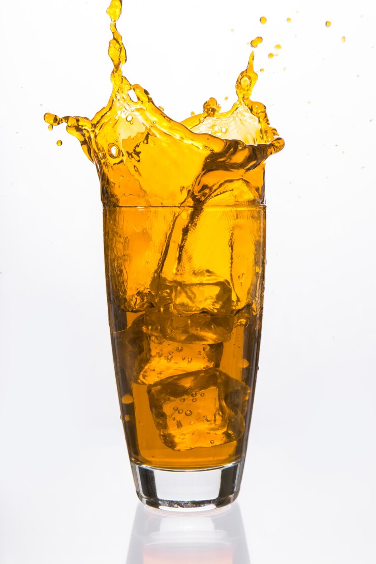 Foto cubos de hielo cayendo en un vaso
