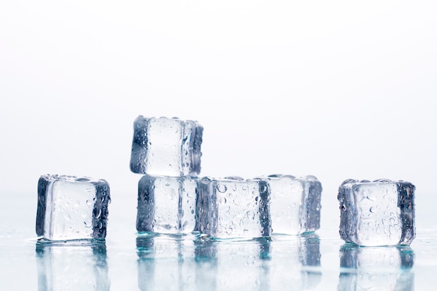 Cubos de hielo . Concepto de enfriamiento, hielo de alimentos.