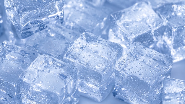 Cubos de hielo cubiertos con gotas de agua. Agua congelada en forma de cubo, hielo. Hielo críticamente puro.