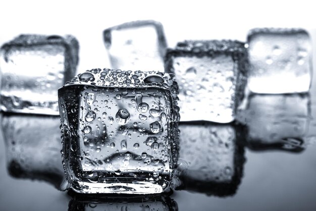 Cubos de hielo con gotas de agua