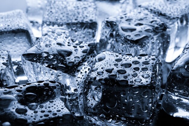 Foto cubos de hielo con gotas de agua