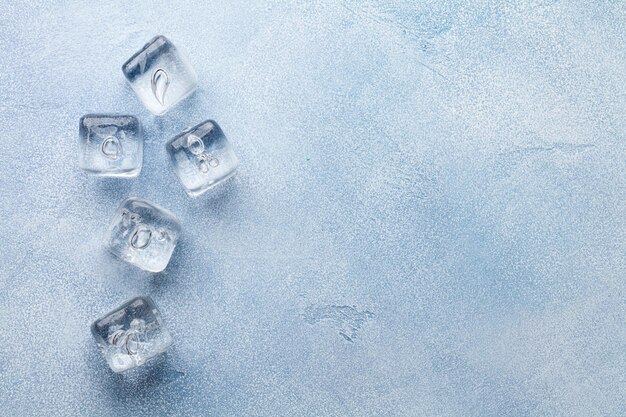 Cubos de hielo y gotas de agua