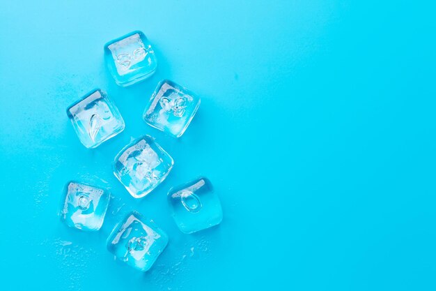 Foto cubos de hielo y gotas de agua