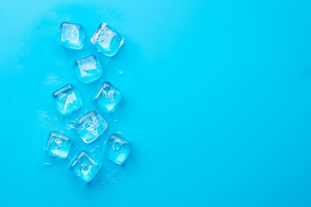 Foto cubos de hielo y gotas de agua