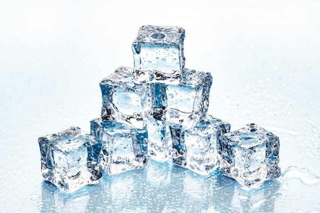 Cubos de hielo sobre un fondo azul