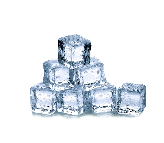 Cubos de hielo en blanco.