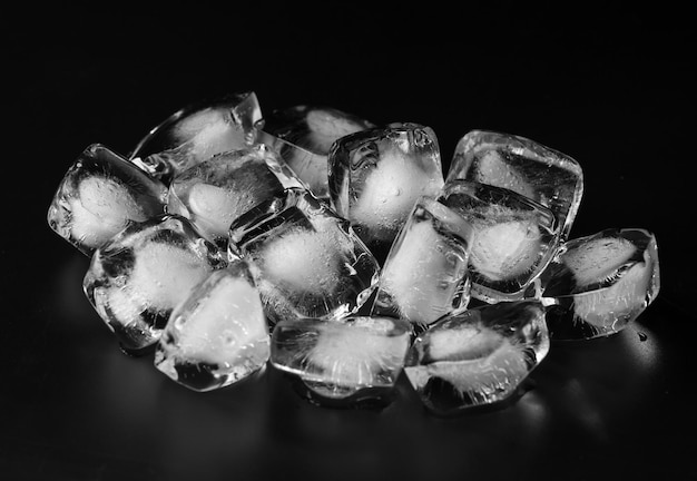 Foto cubos de hielo sobre un fondo negro