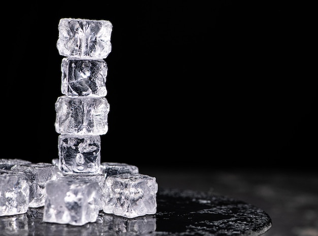 Cubos de hielo sobre fondo oscuro