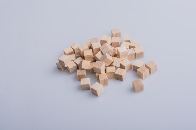 Cubos de juguete de madera como objeto de juego educativo sobre fondo blanco.