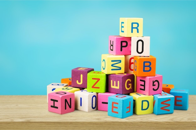 cubos de juguete de madera con letras. Alfabeto de madera