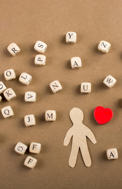 Cubos de letras de madera y estatuilla de hombre y forma de corazón