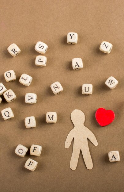 Cubos de letras de madera y estatuilla de hombre y forma de corazón