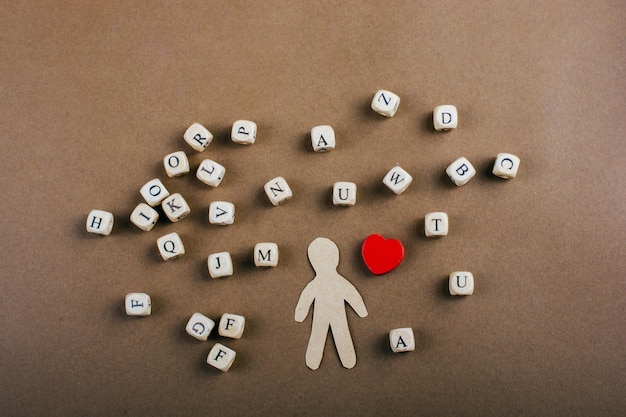 Cubos de letras de madera y estatuilla de hombre y forma de corazón