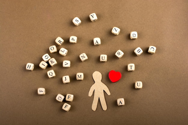 Cubos de letras de madera y estatuilla de hombre y forma de corazón