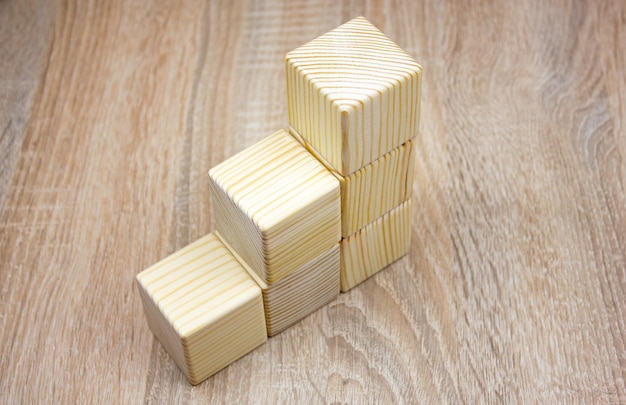 Los cubos de madera crecen y construyen Creciendo a partir del concepto de contribución de los cubos
