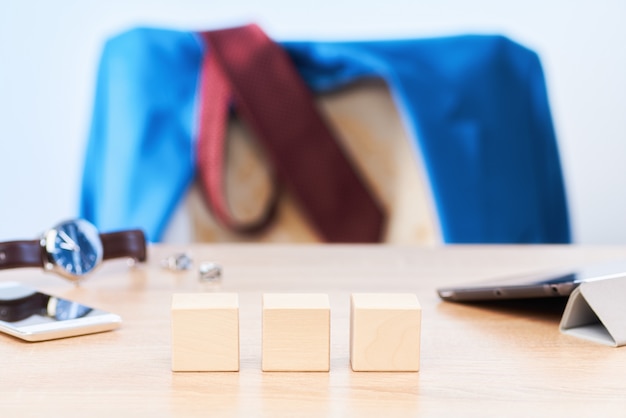 Cubos de madera en el escritorio