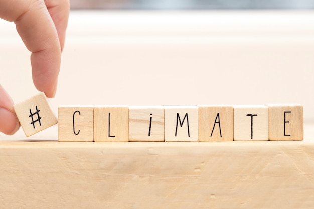 Cubos de madera con un Hashtag y la palabra Clima, redes sociales y concepto de medio ambiente.