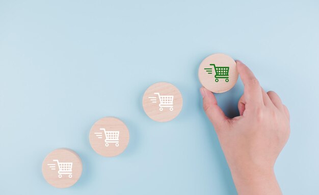 cubos de madera con icono de carrito concepto de compras en línea sitio web de mercado con interfaz virtual de carrito de compras parte de la red negocio de compras en Internet con la selección de carreto de compras