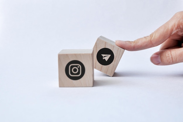 Cubos de madera con la imagen de Instagram e iconos de Telegram, a elegir entre redes sociales