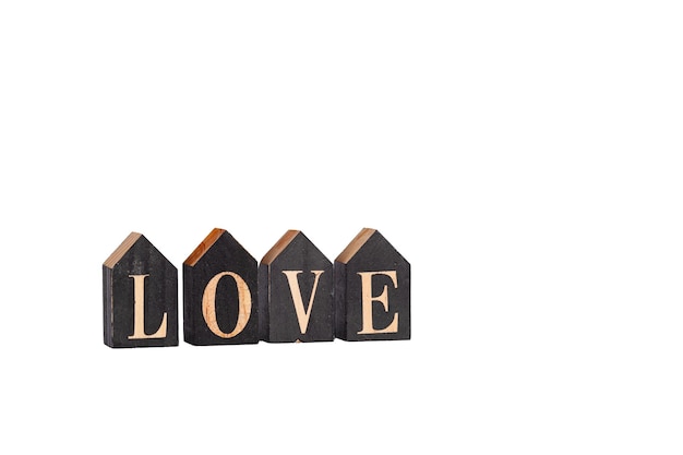 cubos de madera con la inscripción Amor en un fondo blanco aislado