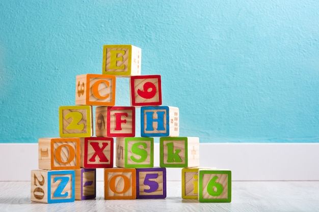 Cubos de madera con letras y números en la habitación de un bebé.