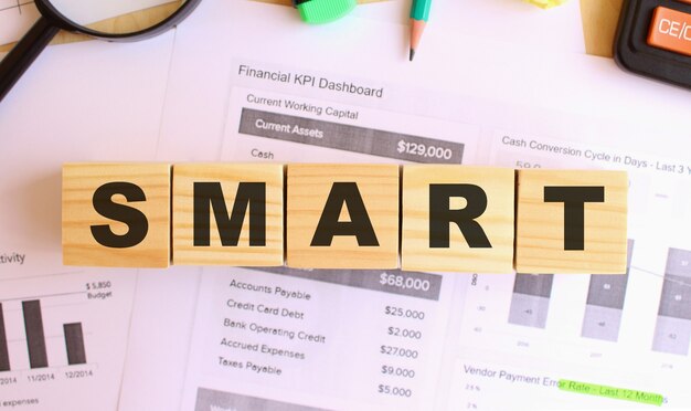 Cubos de madera con letras sobre la mesa de la oficina. Envía SMART. Concepto financiero.