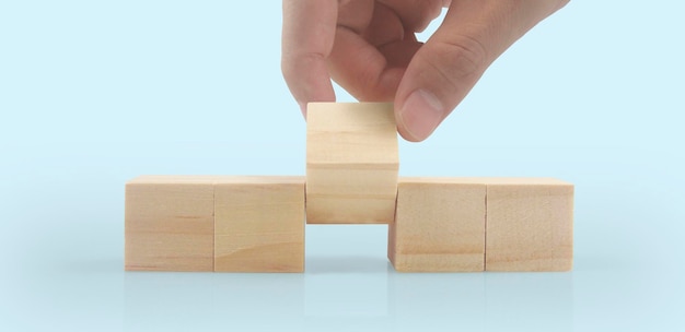 Cubos de madera en la mano con espacio de copia para texto de entrada