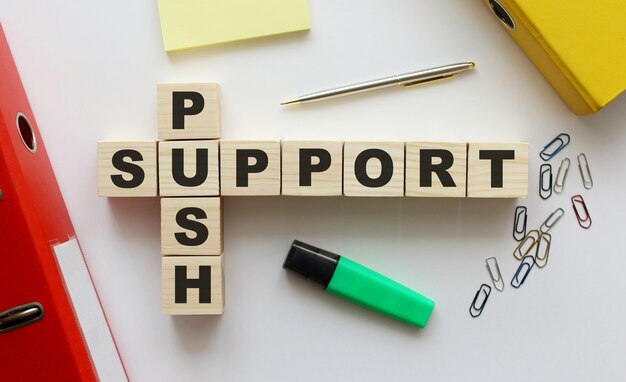 Cubos de madera con palabras PUSH SUPPORT