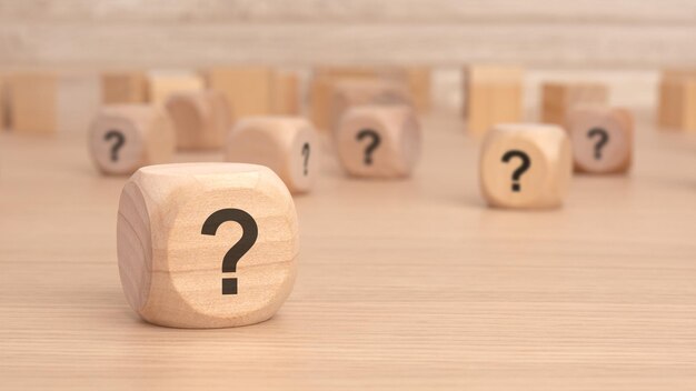 Cubos de madera con un signo de interrogación grabado en ellos vista delantera