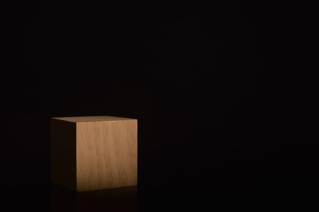 Foto cubos de madera sobre fondo negro