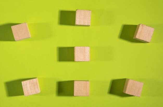 Cubos de madera sobre el fondo verde