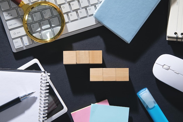 Cubos de madera vacíos y objetos comerciales.