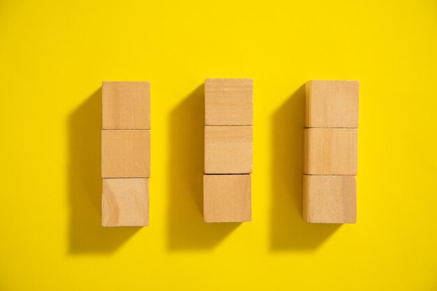 Cubos de madera vacíos sobre el fondo amarillo