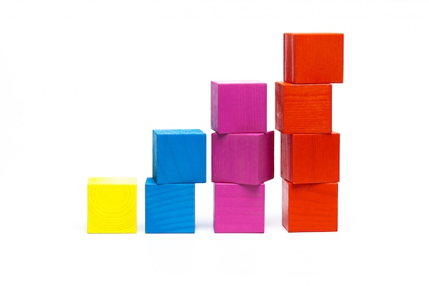 Cubos de niños coloreados en blanco aislado