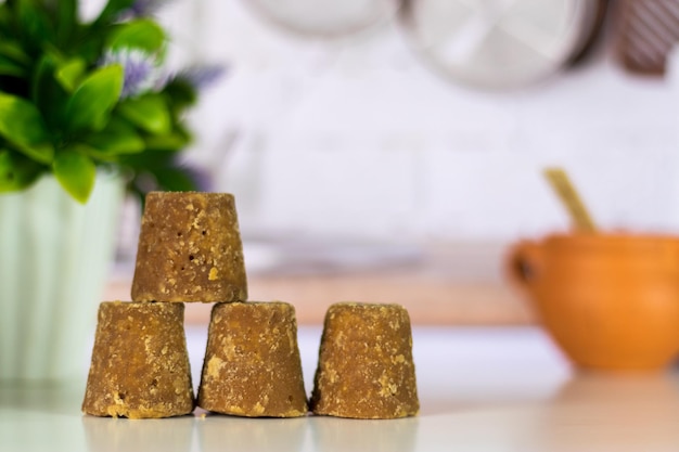 Cubos de panela o caña de azúcar dulce en una cocina con espacio para copiar comida típica de Colombia