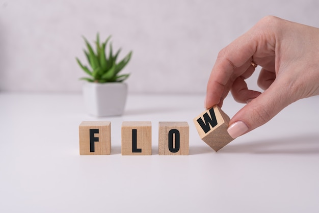 Cubos pequenos de madeira com letras isoladas em branco com espaço de cópia disponível