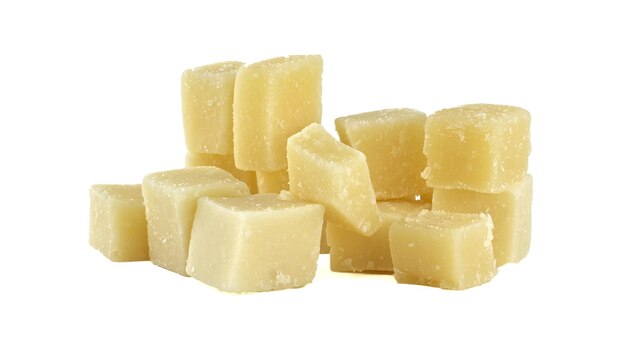 Cubos de queso parmesano que forman una deliciosa pila sobre un fondo blanco