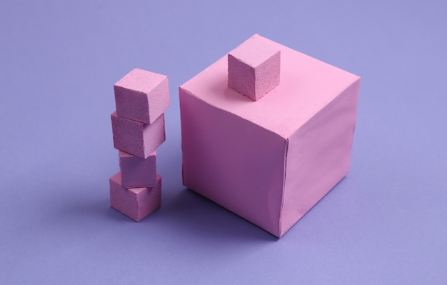 Foto cubos rosas sobre fondo violeta pastel formas geométricas minimalismo