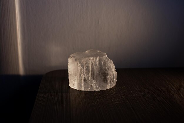 Cubos de sal en la mesa con retroiluminación para textura