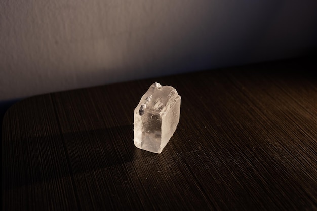 Cubos de sal en la mesa con retroiluminación para textura