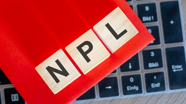 En cubos de teclado para portátiles con la inscripción NPL fondo rojo