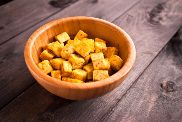 Cubos de tofu frito