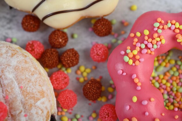 Se cubren con rosquillas de fresa y rosquillas blancas.